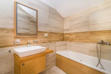 9-Bedroom Villa in Tinjan for Up to 20 Guests