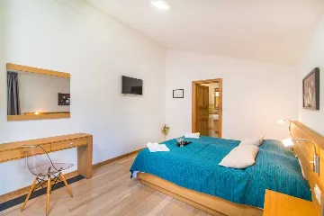 9-Bedroom Villa in Tinjan for Up to 20 Guests