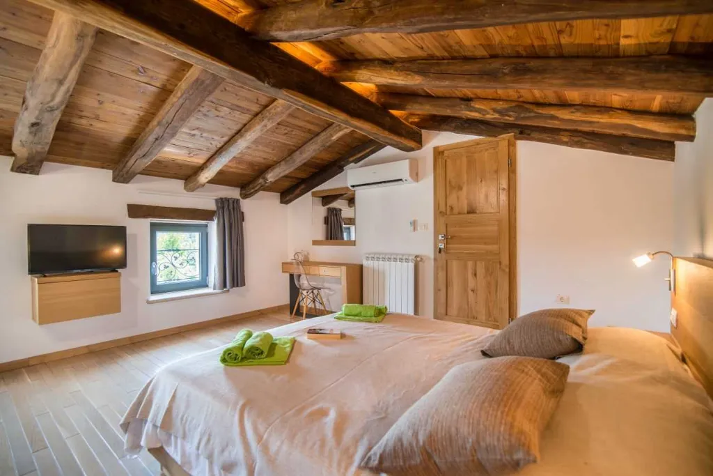 9-Bedroom Villa in Tinjan for Up to 20 Guests
