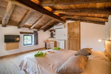 9-Bedroom Villa in Tinjan for Up to 20 Guests