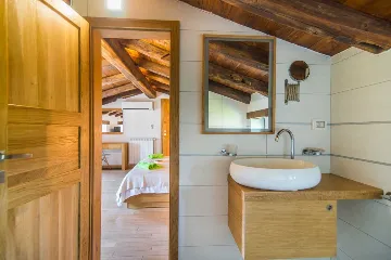 9-Bedroom Villa in Tinjan for Up to 20 Guests