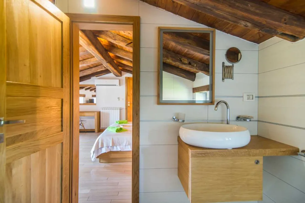 9-Bedroom Villa in Tinjan for Up to 20 Guests
