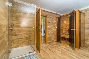 9-Bedroom Villa in Tinjan for Up to 20 Guests