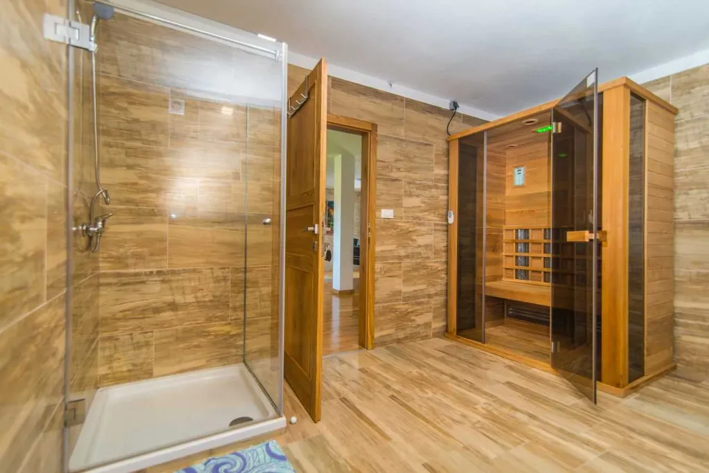 9-Bedroom Villa in Tinjan for Up to 20 Guests