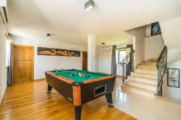 9-Bedroom Villa in Tinjan for Up to 20 Guests