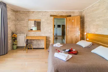 9-Bedroom Villa in Tinjan for Up to 20 Guests