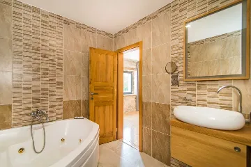 9-Bedroom Villa in Tinjan for Up to 20 Guests