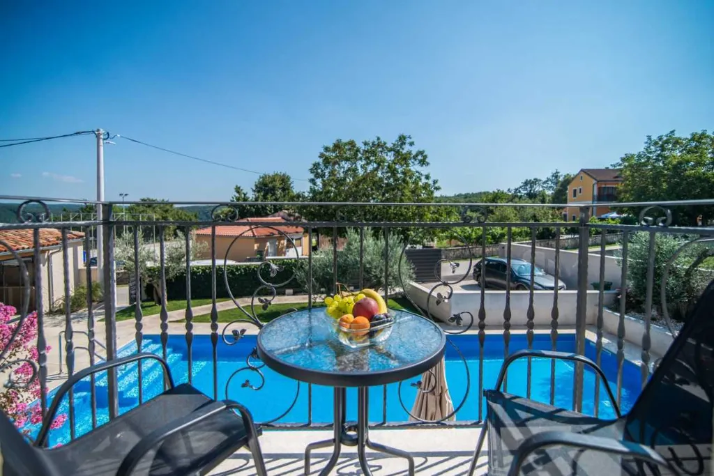 9-Bedroom Villa in Tinjan for Up to 20 Guests