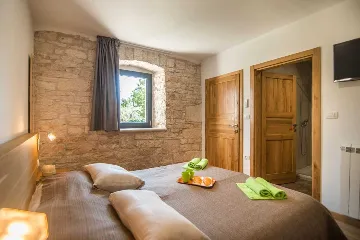 9-Bedroom Villa in Tinjan for Up to 20 Guests