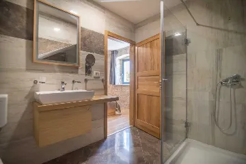 9-Bedroom Villa in Tinjan for Up to 20 Guests