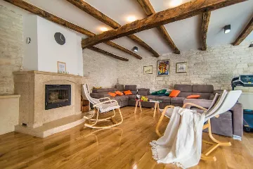 9-Bedroom Villa in Tinjan for Up to 20 Guests