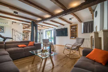 9-Bedroom Villa in Tinjan for Up to 20 Guests