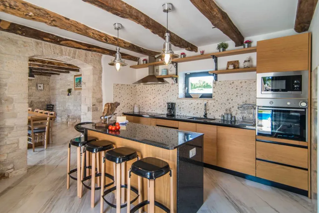 9-Bedroom Villa in Tinjan for Up to 20 Guests