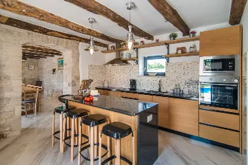 9-Bedroom Villa in Tinjan for Up to 20 Guests