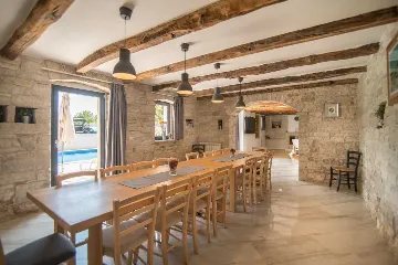 9-Bedroom Villa in Tinjan for Up to 20 Guests