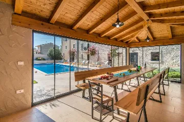 9-Bedroom Villa in Tinjan for Up to 20 Guests