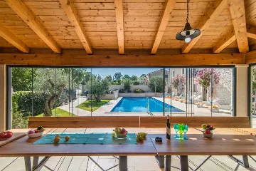 9-Bedroom Villa in Tinjan for Up to 20 Guests