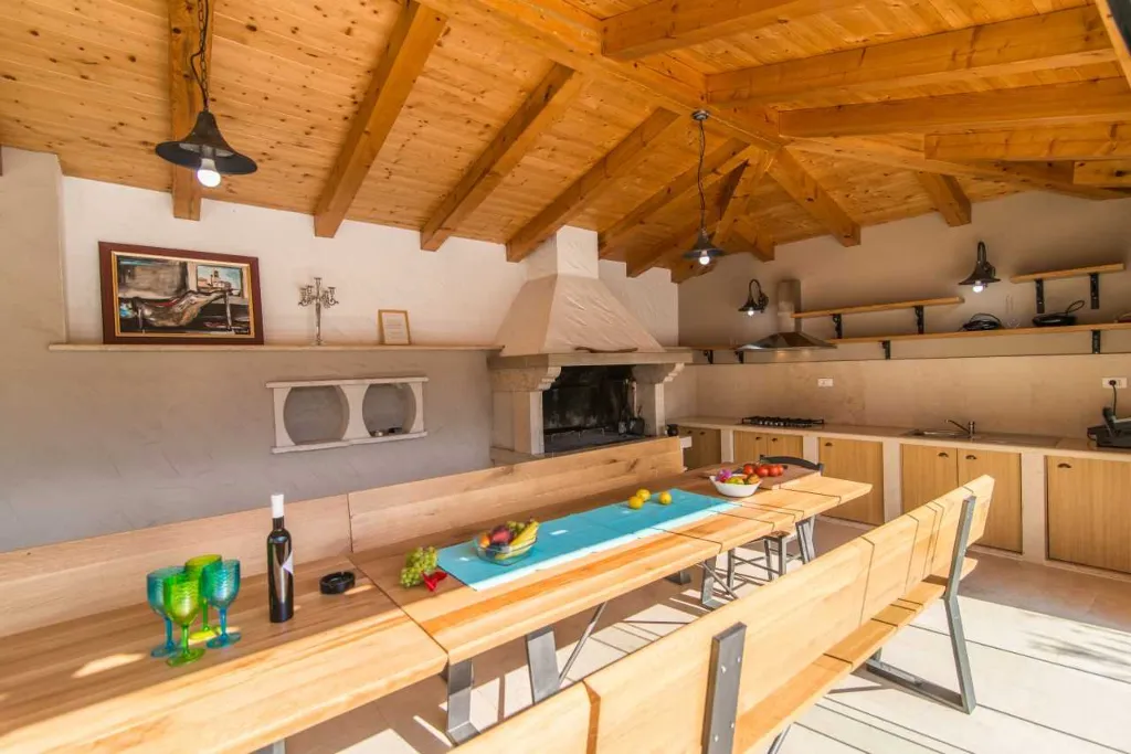 9-Bedroom Villa in Tinjan for Up to 20 Guests