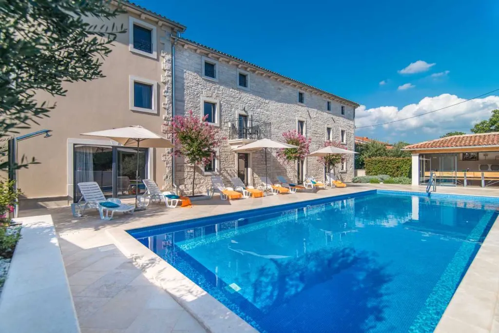 9-Bedroom Villa in Tinjan for Up to 20 Guests
