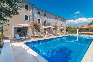 9-Bedroom Villa in Tinjan for Up to 20 Guests