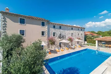 9-Bedroom Villa in Tinjan for Up to 20 Guests