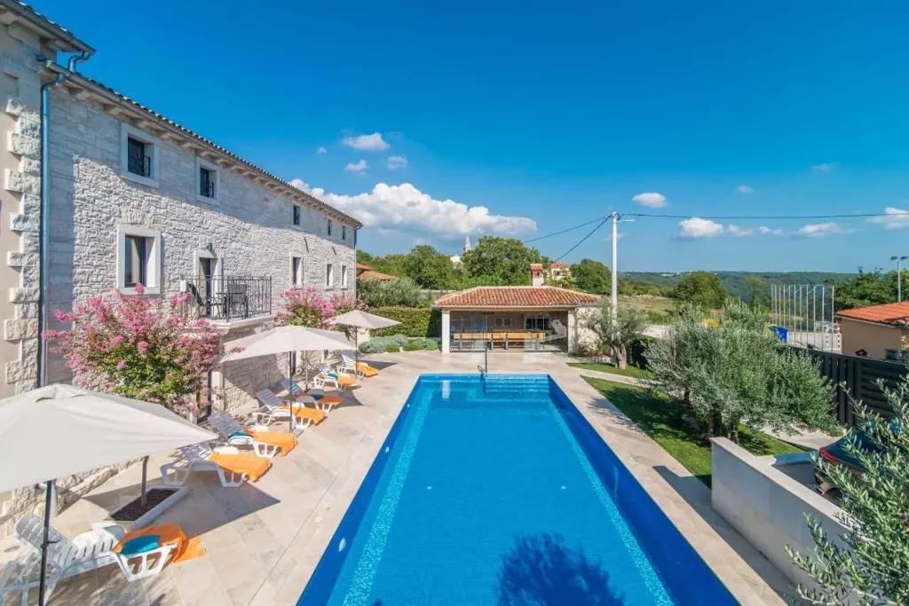 9-Bedroom Villa in Tinjan for Up to 20 Guests