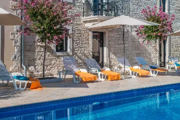 9-Bedroom Villa in Tinjan for Up to 20 Guests