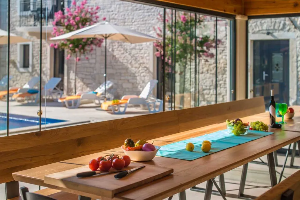 9-Bedroom Villa in Tinjan for Up to 20 Guests