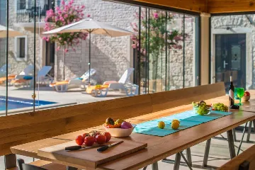 9-Bedroom Villa in Tinjan for Up to 20 Guests