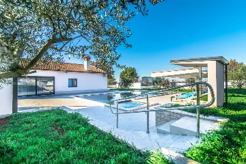 3-Bedroom Villa with Private Pool in Marasi