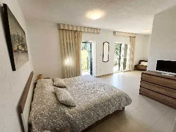 Villa with Private Pool for 10 Guests in Povlja