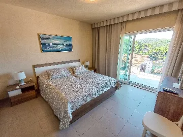 Villa with Private Pool for 10 Guests in Povlja