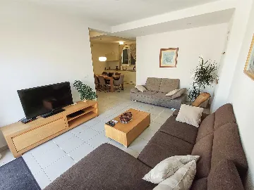 Villa with Private Pool for 10 Guests in Povlja