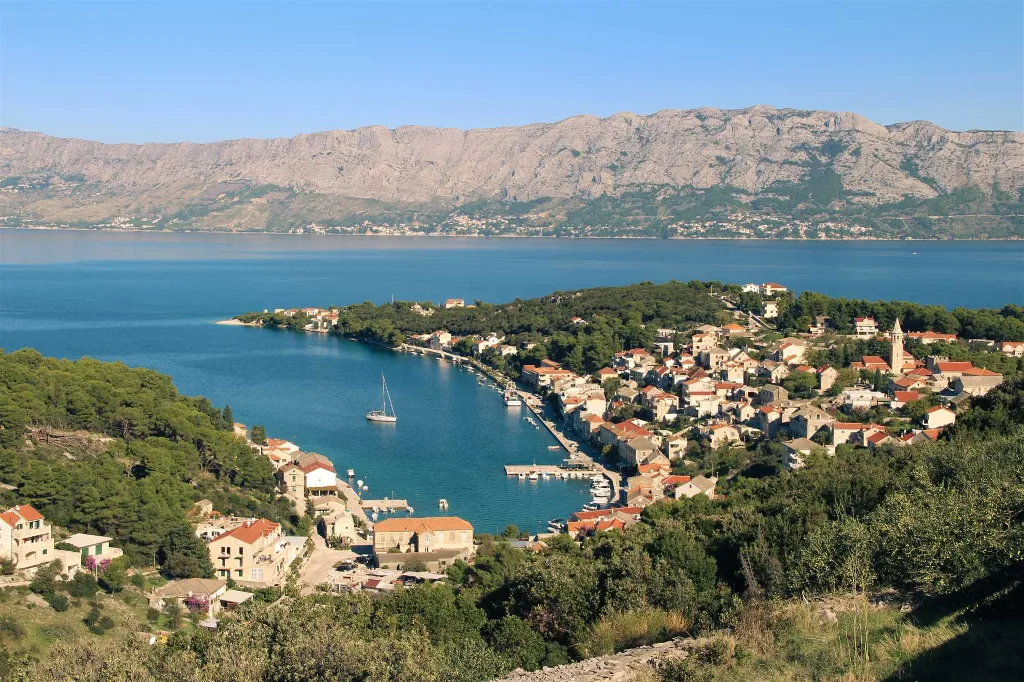 Villa with Private Pool for 10 Guests in Povlja