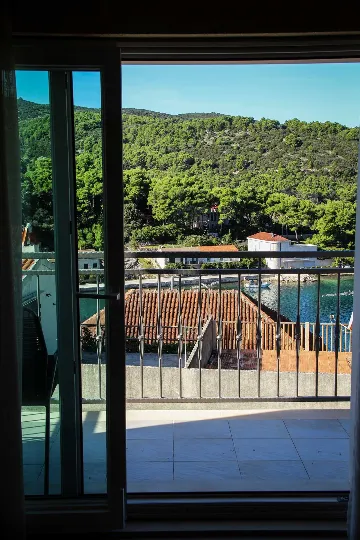 Villa with Private Pool for 10 Guests in Povlja