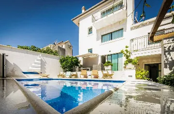 Villa with Private Pool for 10 Guests in Povlja