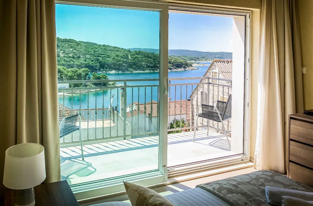 Villa with Private Pool for 10 Guests in Povlja