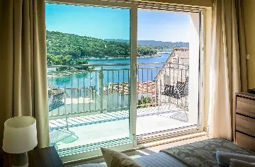 Villa with Private Pool for 10 Guests in Povlja