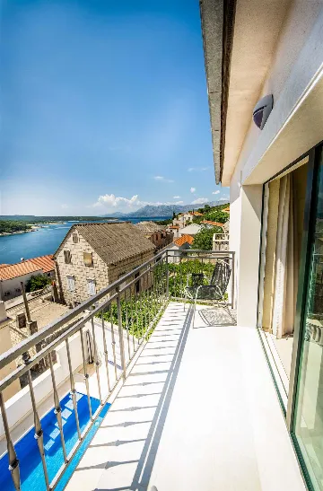 Villa with Private Pool for 10 Guests in Povlja