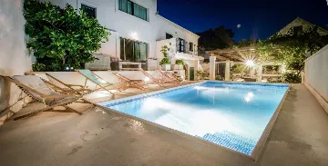 Villa with Private Pool for 10 Guests in Povlja