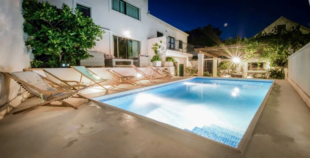 Villa with Private Pool for 10 Guests in Povlja