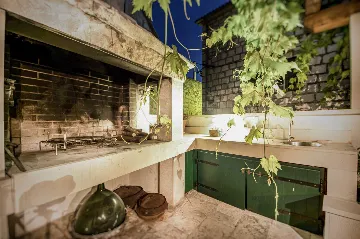 Villa with Private Pool for 10 Guests in Povlja