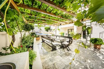 Villa with Private Pool for 10 Guests in Povlja