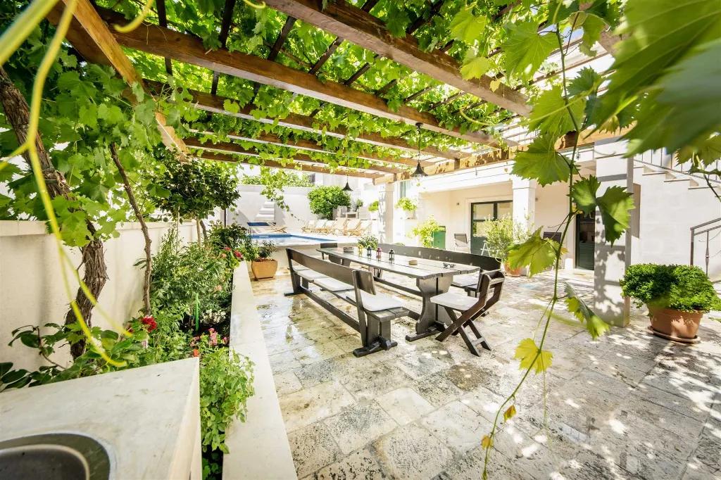 Villa with Private Pool for 10 Guests in Povlja
