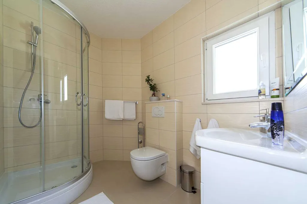 Villa with Private Pool for 10 Guests in Povlja