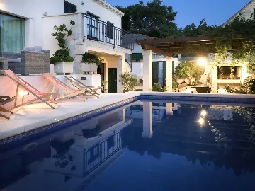 Villa with Private Pool for 10 Guests in Povlja
