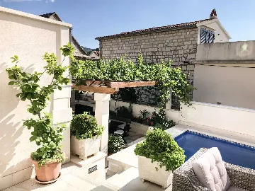 Villa with Private Pool for 10 Guests in Povlja