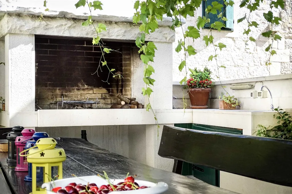 Villa with Private Pool for 10 Guests in Povlja