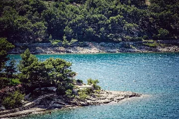 Villa with Private Pool for 10 Guests in Povlja