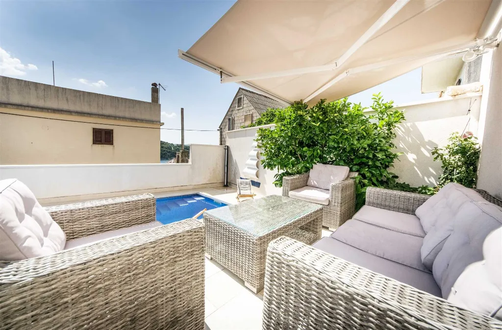 Villa with Private Pool for 10 Guests in Povlja
